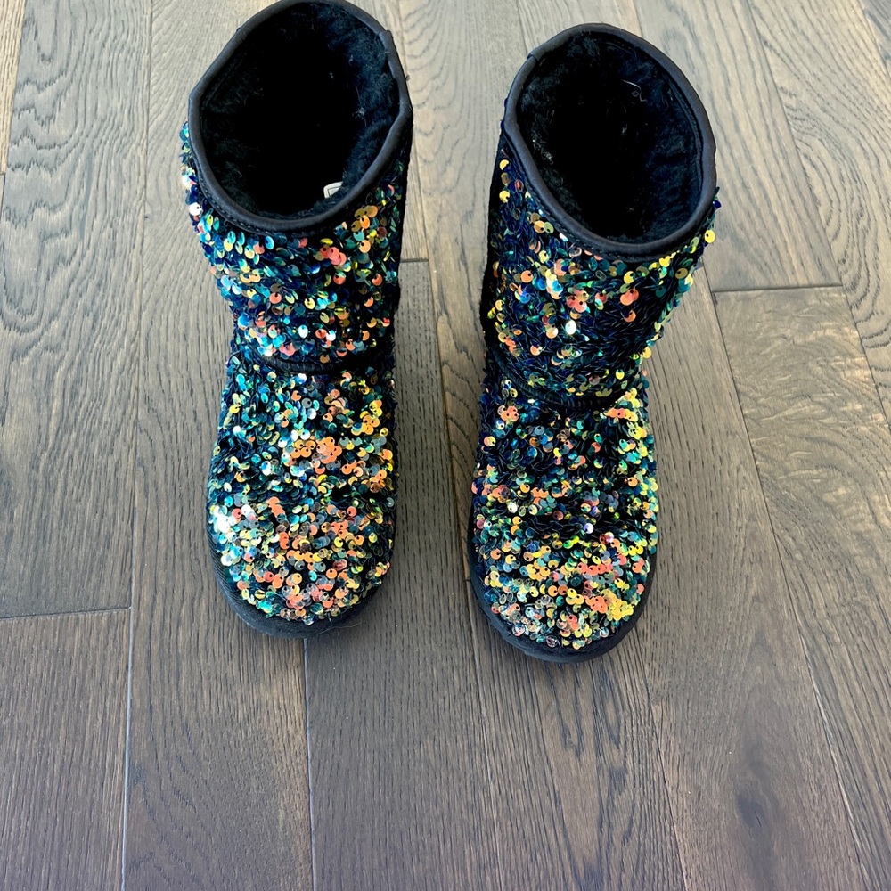 Girls Sequin Ugg boots size 4.